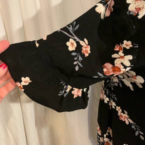 American Eagle Outfitters floral lace up top - Picture 3 of 4